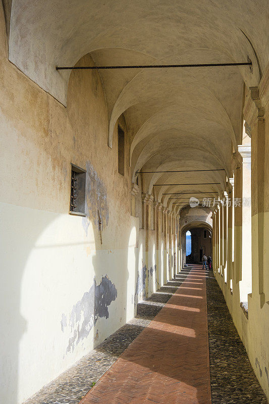 位于Imperia的Logge di Santa Chiara，建于18世纪，面朝大海